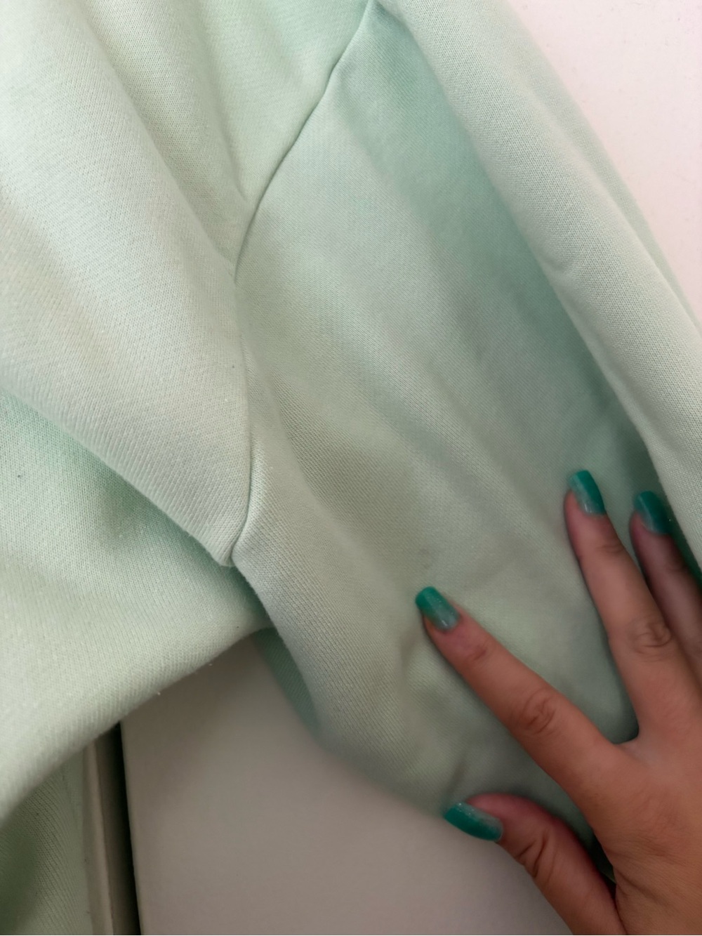 alo cropped accolade sweatshirt in spearmint - Picture 5 of 6